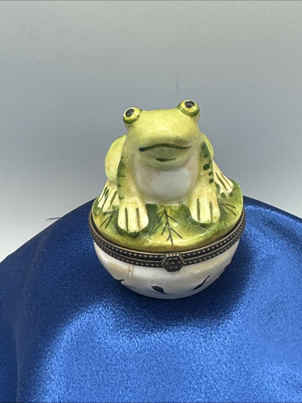 Porcelain hinged frog trinket box,used to hold small items, rings, or pills.